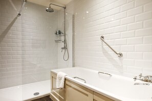 Deluxe Double or Twin Room | Bathroom | Designer toiletries, hair dryer, bathrobes, slippers