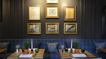 Se sirven desayunos y almuerzos; cocina británica; con vista al jardín