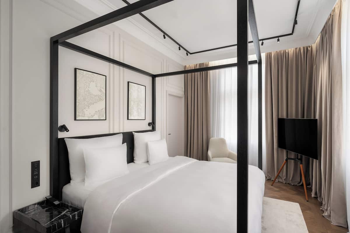 Executive Suite | Premium bedding, down comforters, pillowtop beds, minibar