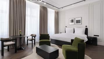 Junior Suite | Premium bedding, down comforters, pillowtop beds, minibar