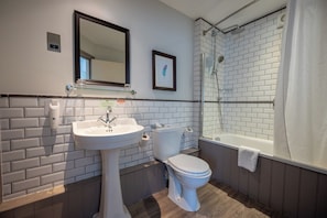 Habitación doble | Baño | Secadora de cabello y toallas