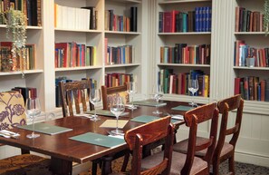 Breakfast, lunch and dinner served - Kings Arms Hotel Westerham by Greene King Inns (Westerham)