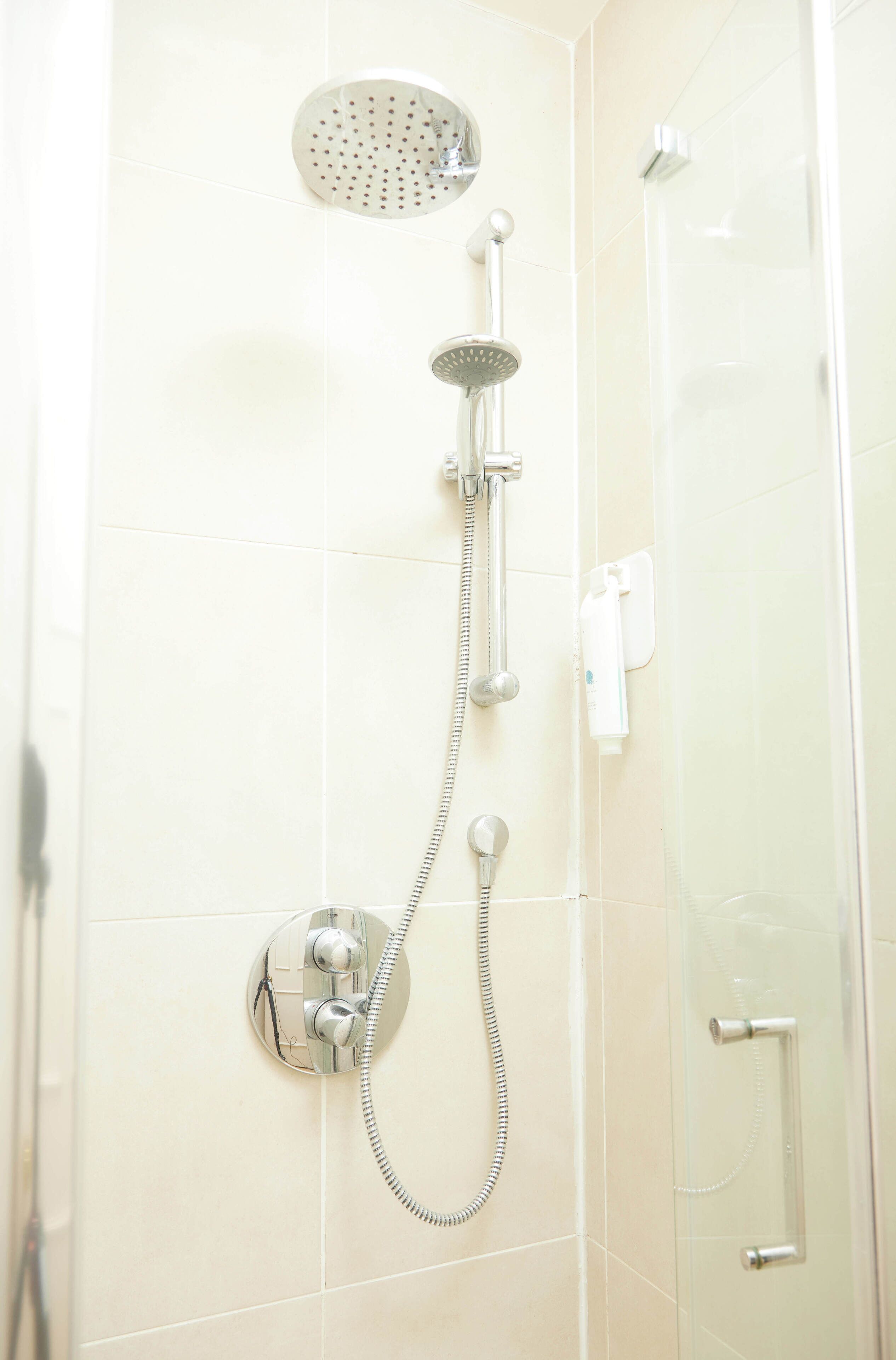 Eenpersoonskamer | Badkamer | Een haardroger, handdoeken