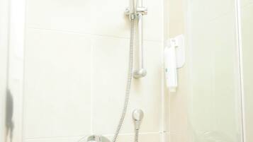Single Room | Bathroom | Hair dryer, towels