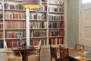 Breakfast, lunch and dinner served - Kings Arms Hotel Westerham by Greene King Inns (Westerham)