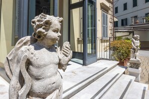 Property entrance - Hotel Embassy (Florence)