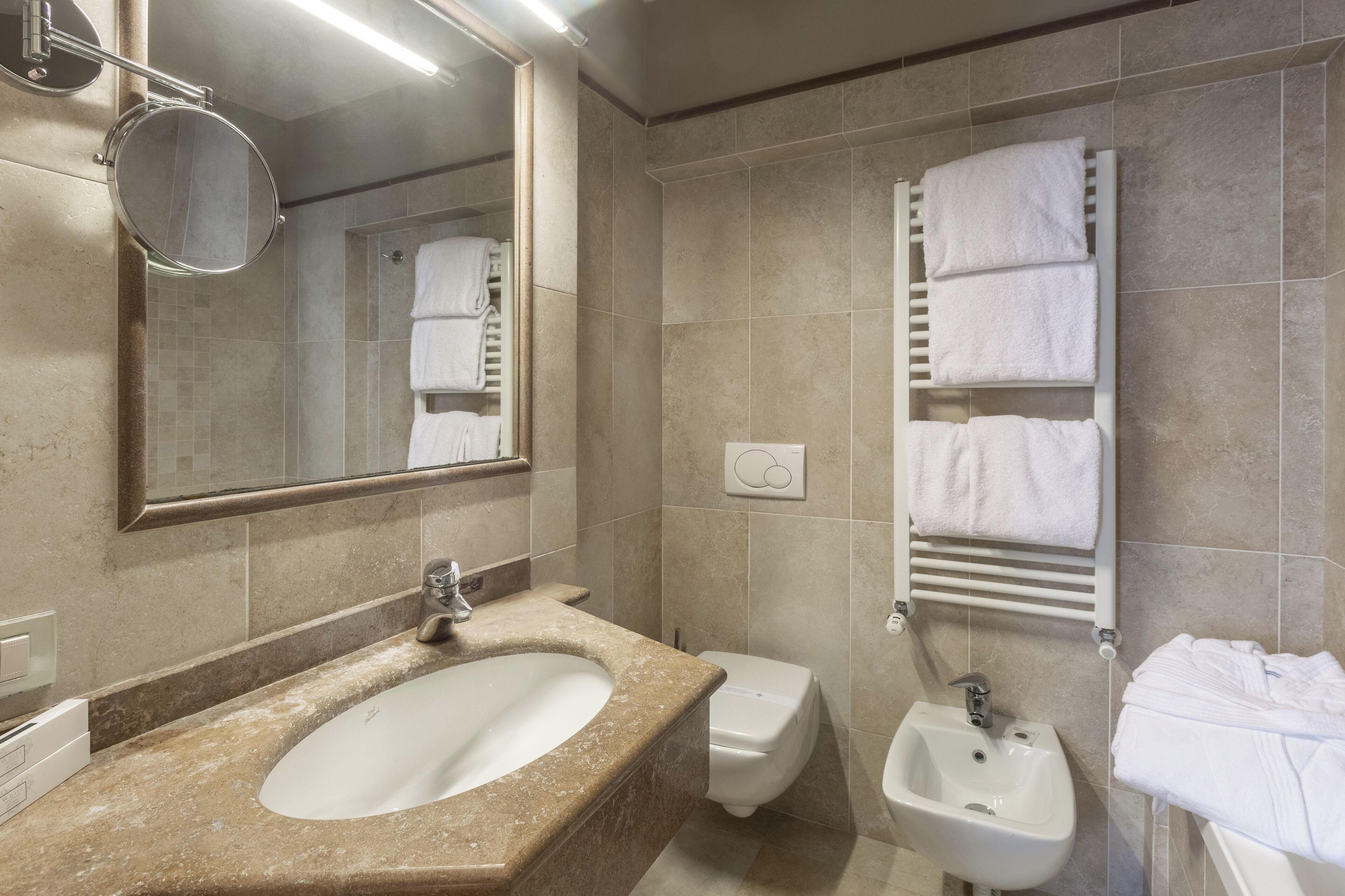 Photo - Hotel Embassy