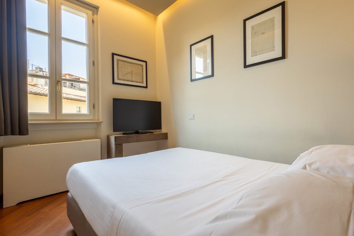 Double Room with French bed | 防过敏的被褥、羽绒被、客房内保险箱、遮光窗帘