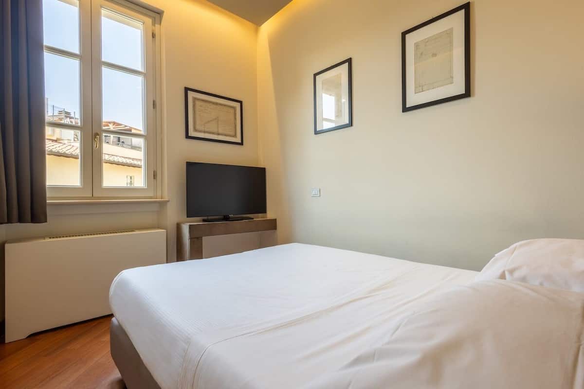 Double Room with French bed | 1 Schlafzimmer, Allergikerbettwaren, Daunenbettdecken, Zimmersafe