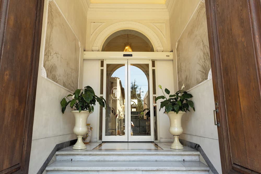 Hotel Embassy