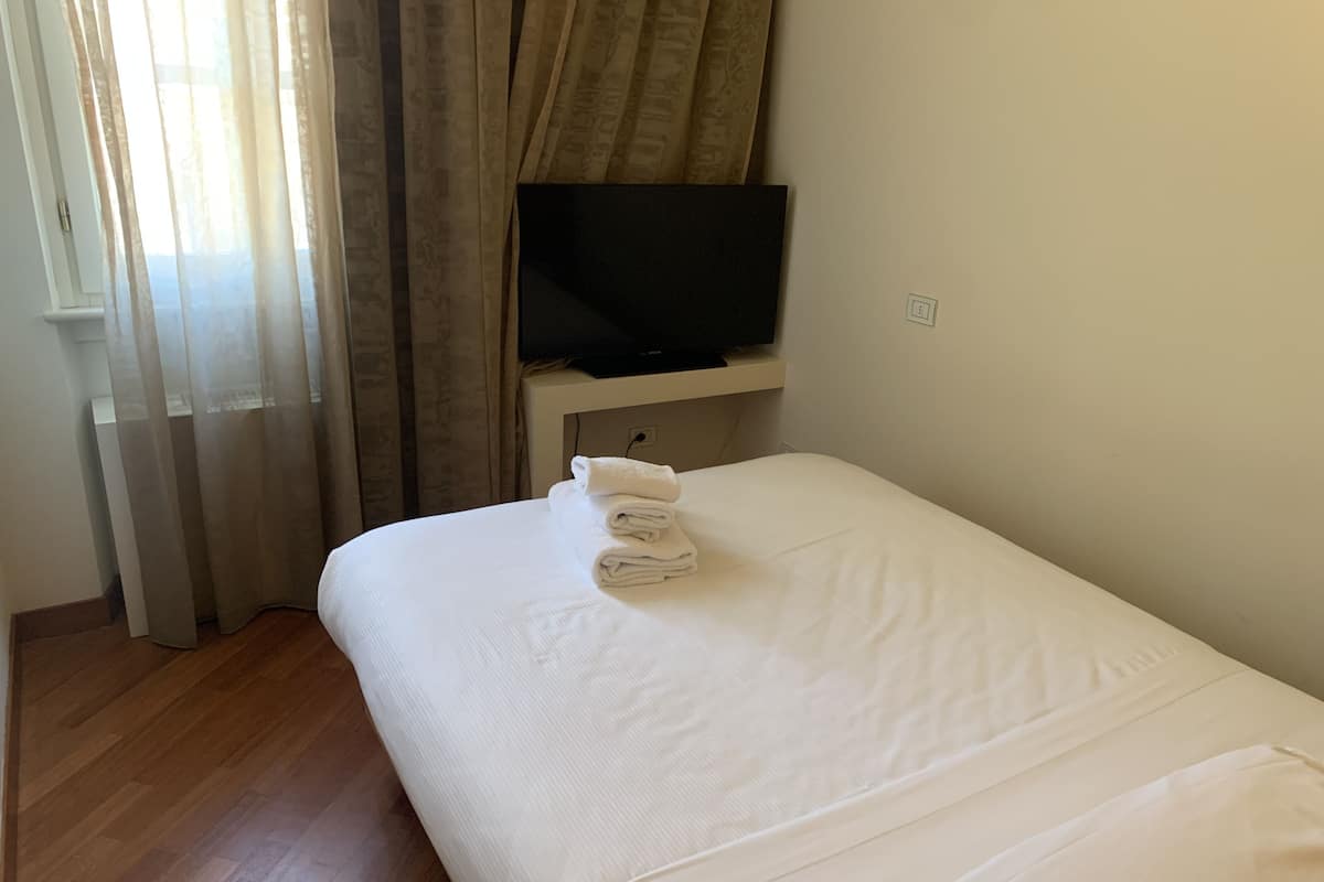 Double Room with French bed | 1 bedroom, hypo-allergenic bedding, down comforters, in-room safe