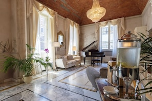 Coin salon dans le hall