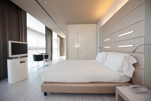 Family Suite, Multiple Beds, Non Smoking | Minibar, in-room safe, desk, laptop workspace - Best Western Plus Net Tower Hotel Padova (Padova)