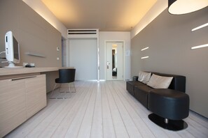 Minibar, in-room safe, desk, laptop workspace - Best Western Plus Net Tower Hotel Padova (Padova)