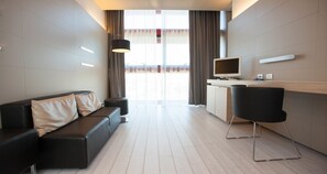 Minibar, in-room safe, desk, laptop workspace - Best Western Plus Net Tower Hotel Padova (Padova)