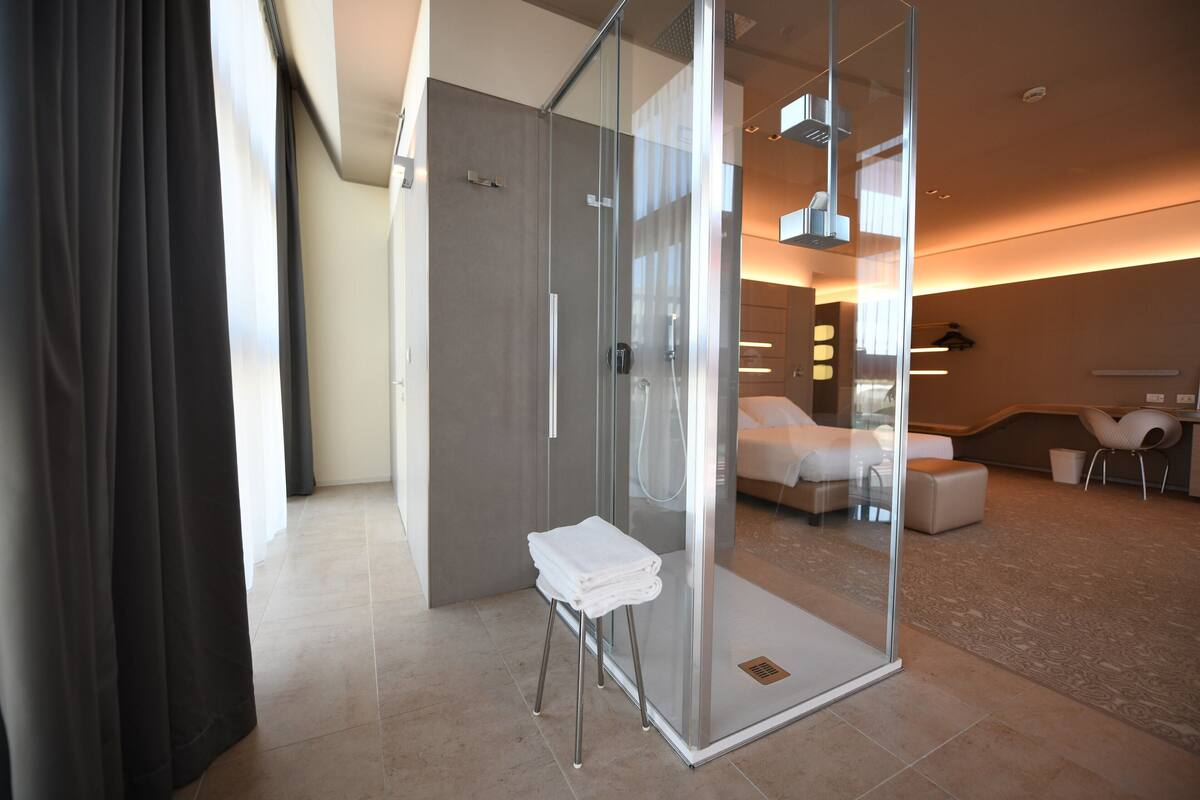 deluxe room, 1 king bed, non smoking | bathroom shower