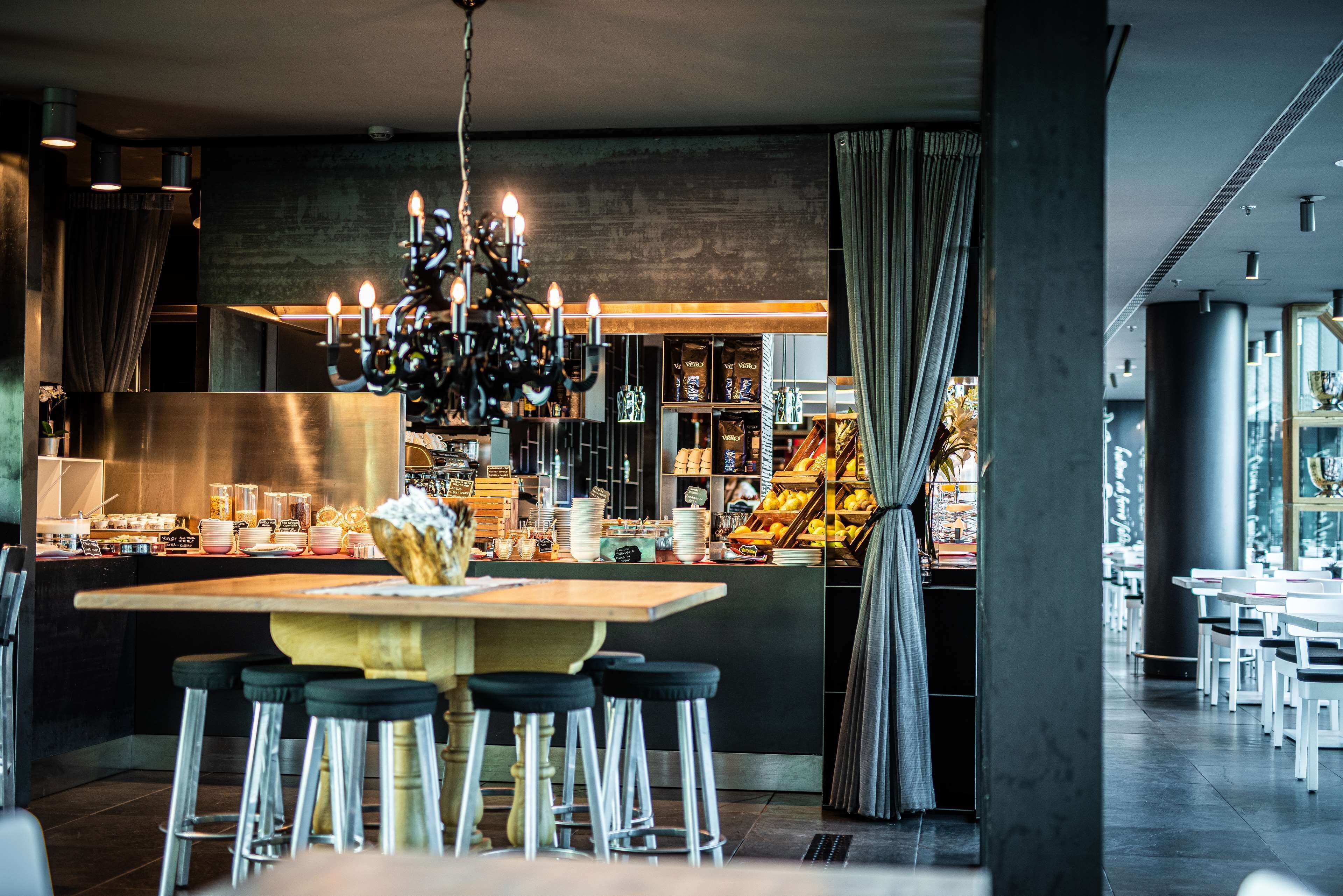 S'hi serveixen esmorzars, dinars i sopars 