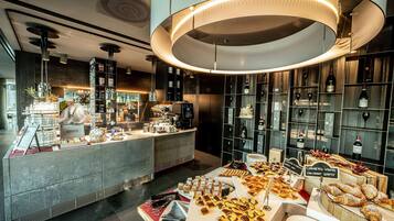 Tägliches Frühstücksbuffet (10 EUR pro Person)