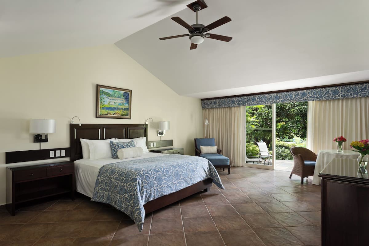 Deluxe Room, 1 King Bed, Garden View