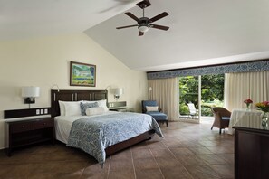 华丽客房, 1 张特大床, 花园景观 | 高档床上用品、羽绒被、加厚床垫、客房内保险箱