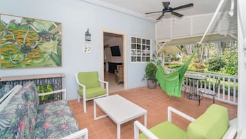 Suite junior, 2 camas Queen size, vista al jardín | Terraza o patio