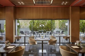 Petit déjeuner buffet servi tous les jours en supplément