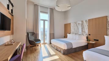 Ropa de cama de alta calidad y caja de seguridad en la habitación