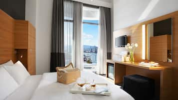 Suite junior, vistas al mar | Ropa de cama de alta calidad, caja fuerte, cortinas opacas