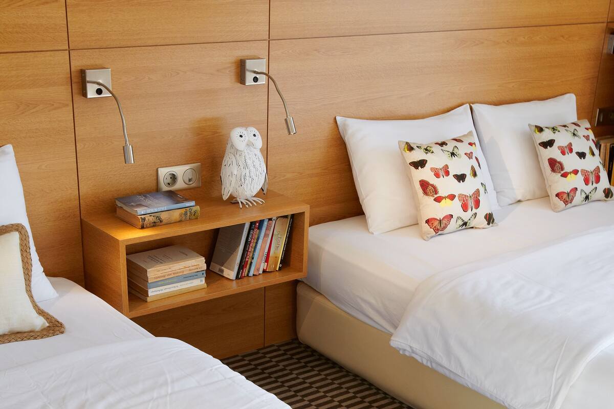 Ropa de cama de alta calidad, caja fuerte, cortinas opacas