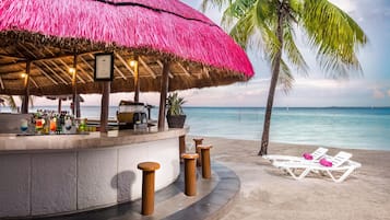 8 barer/lounger, bar i poolen och strandbar