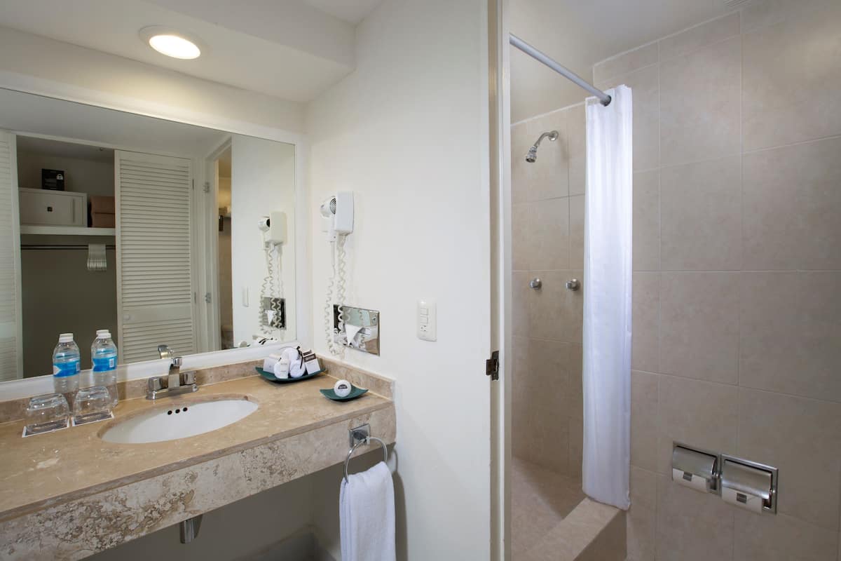 Douche, articles de toilette gratuits, sĂšche-cheveux