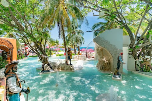 Piscina externa, guarda-sóis, espreguiçadeiras