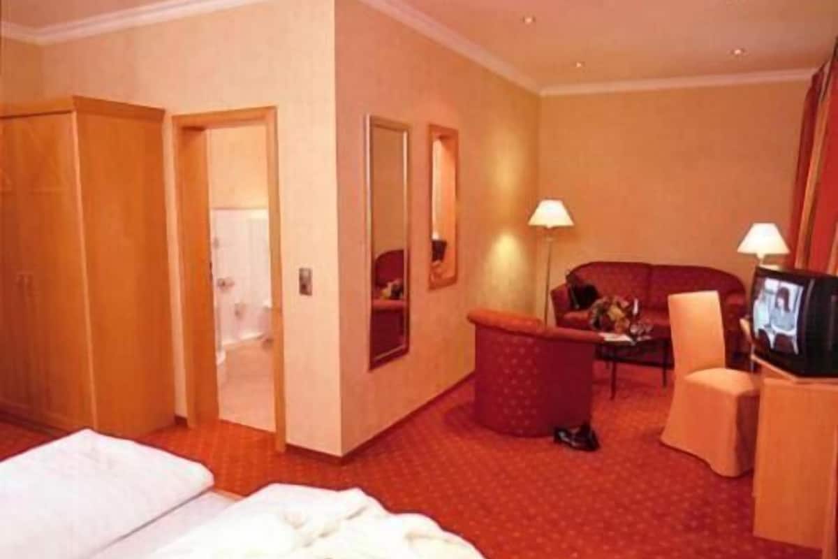 desk, free cots/infant beds, rollaway beds, free wifi