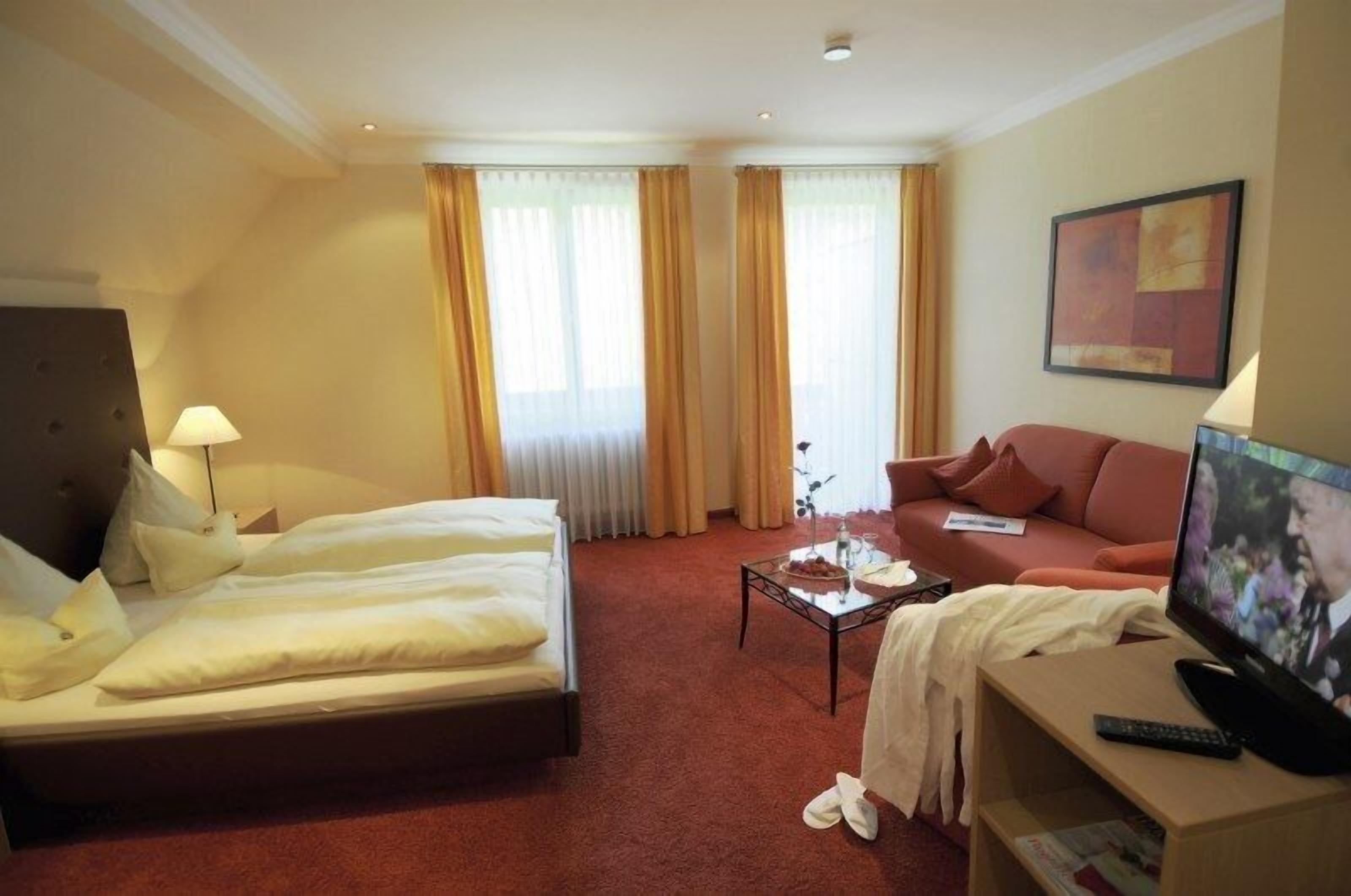 desk, free cots/infant beds, rollaway beds, free wifi