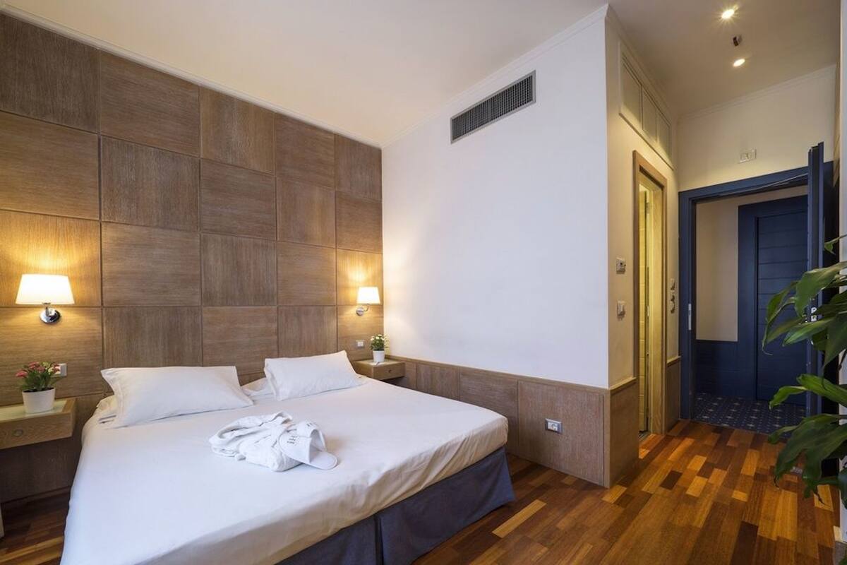 Single Room | Minibar, in-room safe, desk, blackout drapes