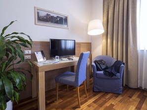 Minibar, in-room safe, desk, blackout drapes - iH Hotels Firenze Business (Florence)