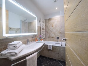 Combined shower/bathtub, free toiletries, hair dryer, bidet - iH Hotels Firenze Business (Florence)