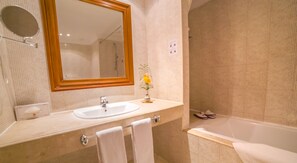 Combined shower/tub, free toiletries, hair dryer, bidet - Mogador Kasbah (Marrakech)