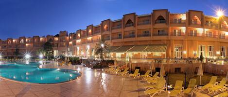 Outdoor pool, pool umbrellas