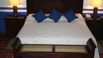 Suite junior | Caja de seguridad en la habitación y tabla de planchar con plancha