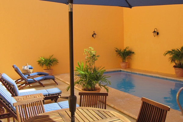 Piscina externa, espreguiçadeiras