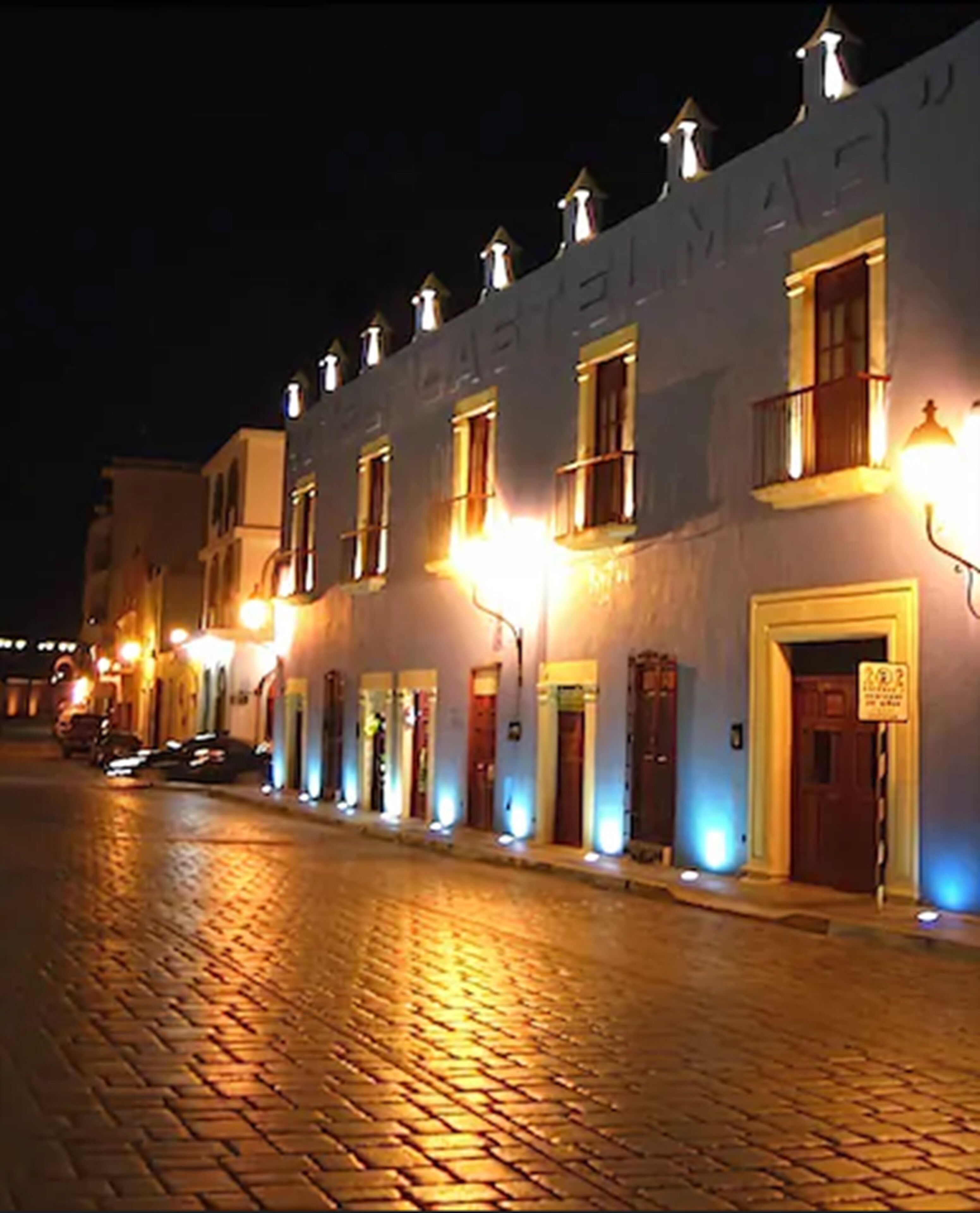 Vista frontal de la propiedad por la tarde o noche