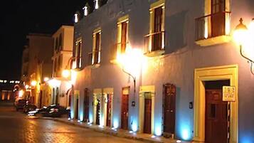 Vista frontal de la propiedad por la tarde o noche