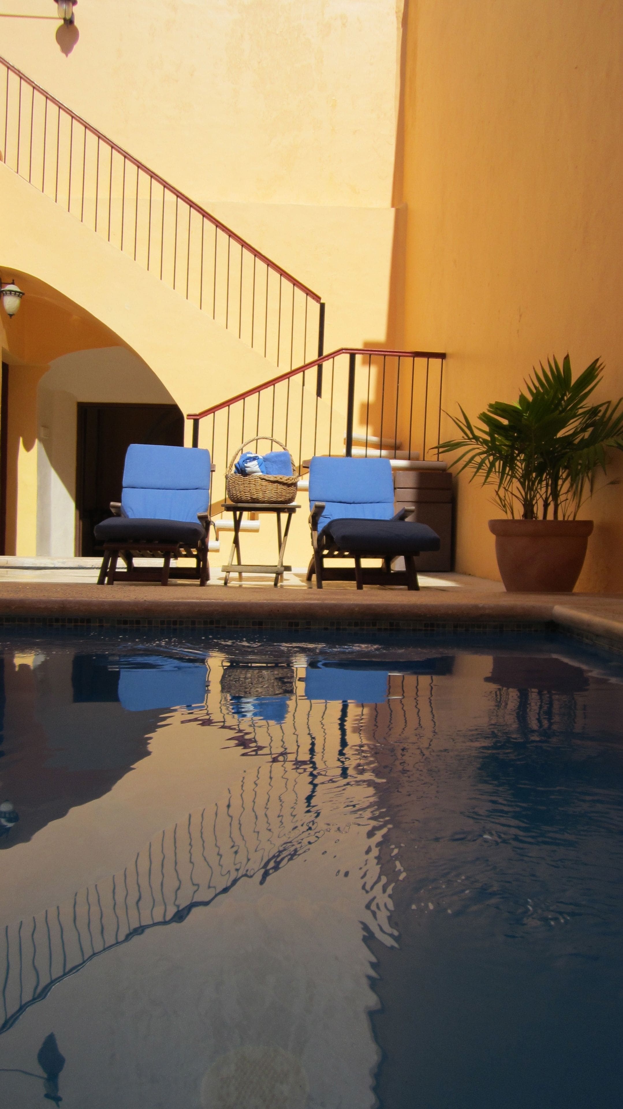 Alberca al aire libre y camastros 