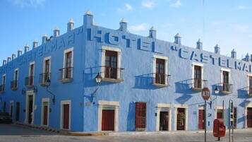 Un edificio azul con el texto
