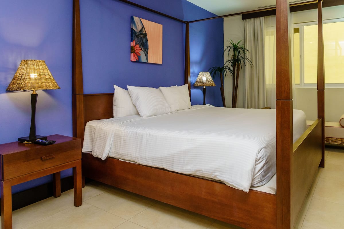 Apartemen Standar, 2 kamar tidur | Brankas, tirai kedap cahaya, dan setrika/meja setrika