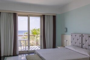 In-room safe, desk, blackout drapes, soundproofing - Grand Hotel Salerno (Salerno)