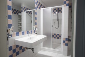 Articles de toilette gratuits, sèche-cheveux, bidet, serviettes fournies