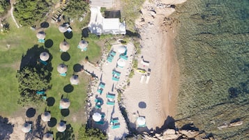 Praia particular, espreguiçadeiras, guarda-sóis