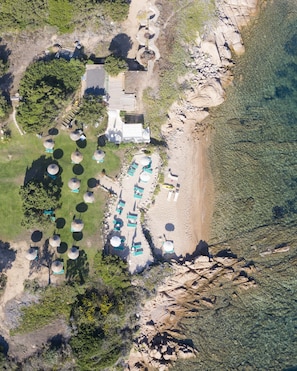 Private beach, sun-loungers, beach umbrellas - Grand Relais Dei Nuraghi (Arzachena)